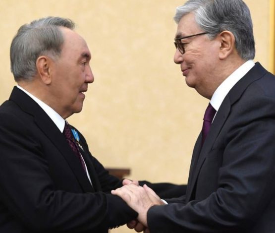 «Бұл сенің елің, келсеңші»: Назарбаев Тоқаевты Ресейден қалай шақырғанын айтты