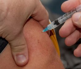 Министрлік міндетті вакцина заңға қайшы келмейді деген мәлімдеме жасады