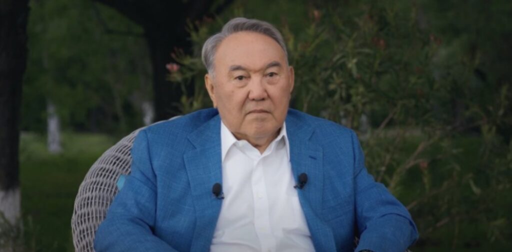 АҚШ президенті Назарбаевтың сыйлығын хатшының аяғының астына төсеген