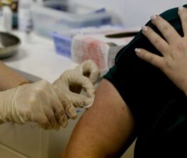 Вакцина алмаған қазақстандықтар жұмысынан айрылады
