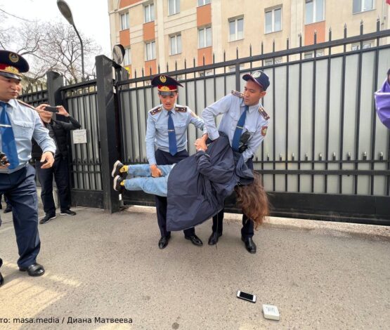 Ресей елшілігінің алдында Украинаға қатысты акция өткізгендерді полиция ұстады