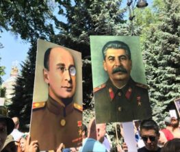 Алматыдағы шеруге адамдар Сталин мен Берияның суретін ұстап шыққан
