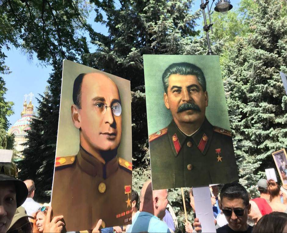 Алматыдағы шеруге адамдар Сталин мен Берияның суретін ұстап шыққан