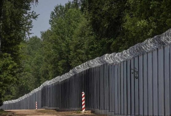 Польша билігі Беларусьпен шекараны болат темірмен қоршап алды