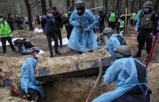 Украина Изюм маңынан азапталып өлтірілген адамдардың қорымын тапты
