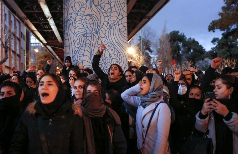 Иран әйелдері хиджабтарын өртеп, билікке қарсы шықты