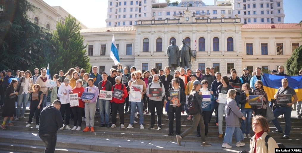 Тбилисиде Ресей эмигранттары Путин саясатына қарсылық білдірді