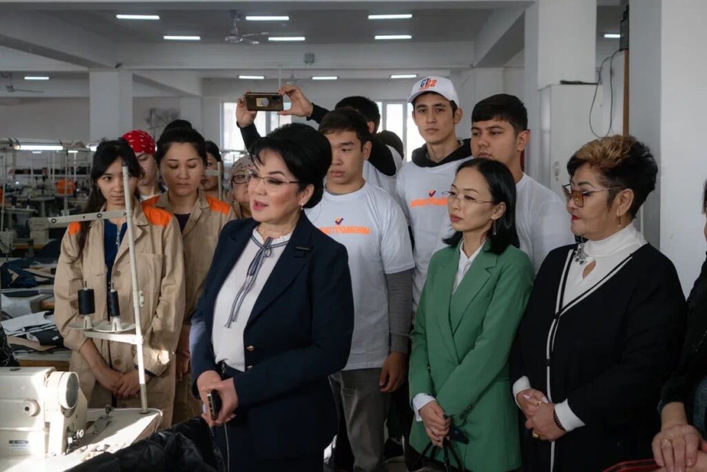 Тұрсынбекова Шымкент қаласында тігін фабрикасының 250 жұмысшысымен кездесті