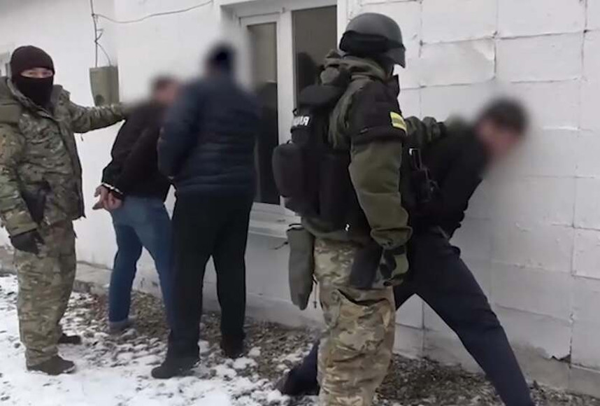 Кәсіпкерлерді бопсалап ақша алатын қылмыстық топ ұсталды