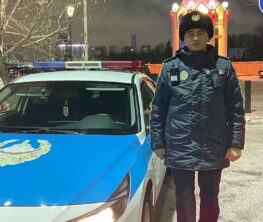 Астана полицейлері ер адамды мұзды судан құтқарды