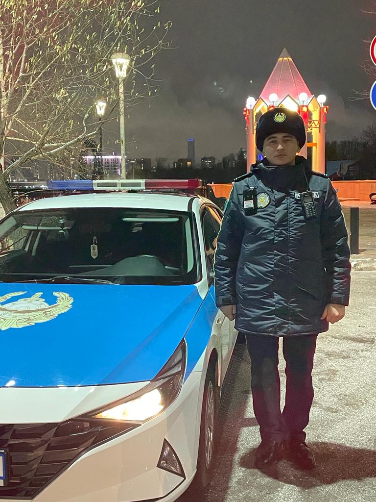 Астана полицейлері ер адамды мұзды судан құтқарды