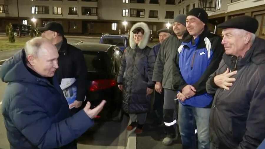 «Көзбояшылық». Путин оккупациядағы Мариуполь тұрғындарымен кездесуде ыңғайсыз жағдайға қалды