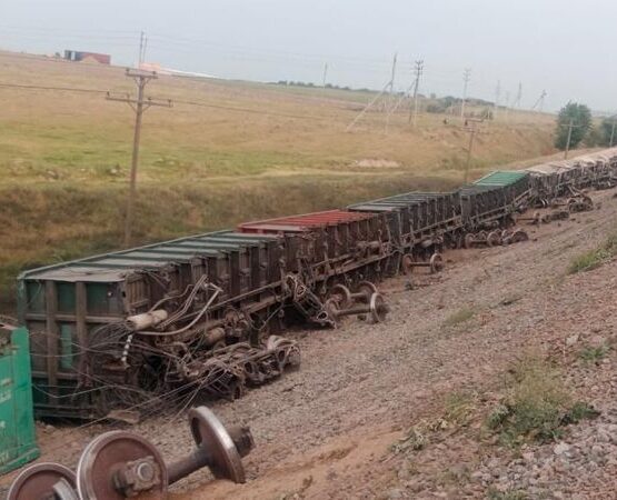 Шымкентте пойыз вагондары аударылып қалды