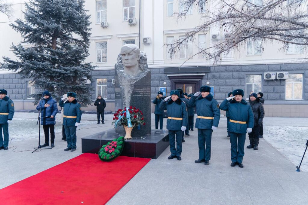 Семейде Қайрат Рысқұлбеков ескерткішіне гүл шоқтары қойылды