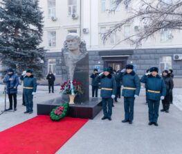 Семейде Қайрат Рысқұлбеков ескерткішіне гүл шоқтары қойылды