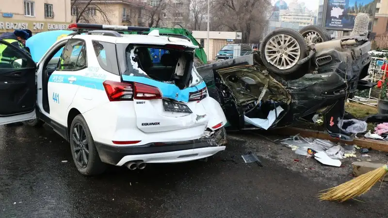 Дорожно-транспортное происшествие в Алматы: полицейские пострадали в результате столкновения