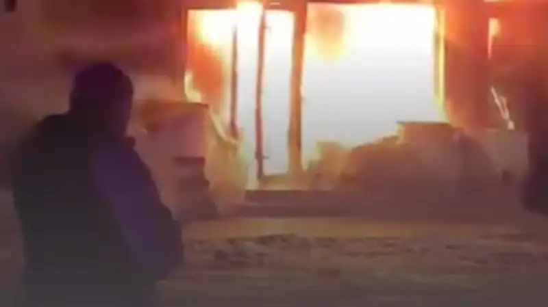 «Масштабный огонь в Шымкенте: Пламя охватило торговые павильоны»
