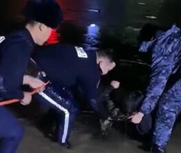 Полицейские Атырау спасли девочку из проруби под льдом