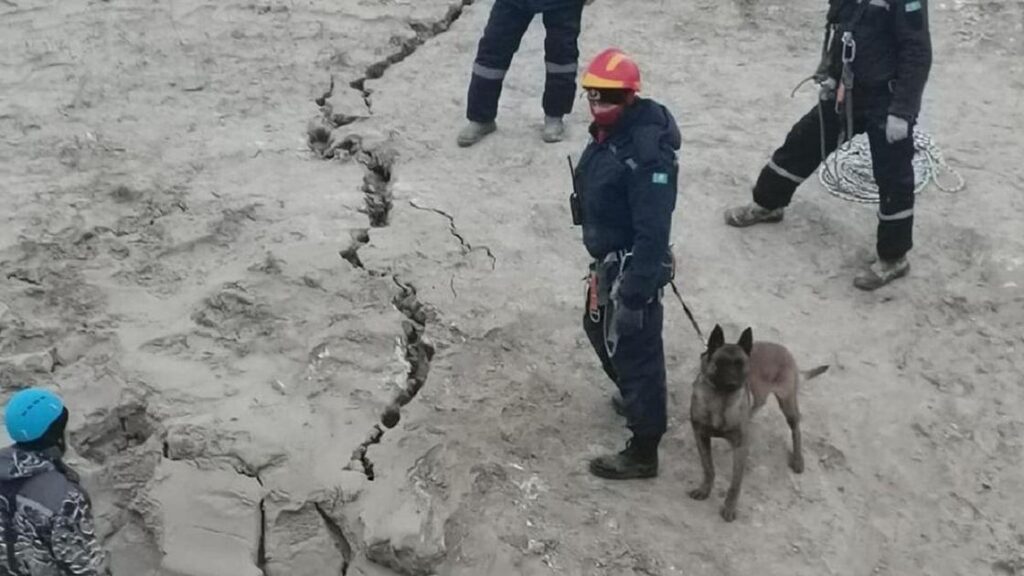 Поиски автобуса в Павлодарской области: поисково-спасательные работы под землей продолжаются