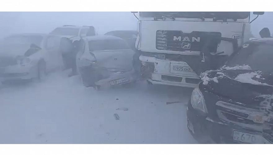 Серьезное дорожное происшествие: семь автомобилей столкнулись на трассе в Карагандинской области