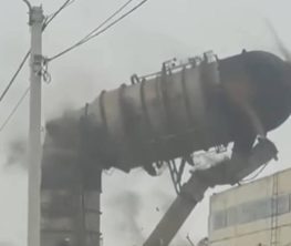 Обрушение химической башни в Актау: экстренные службы на месте происшествия