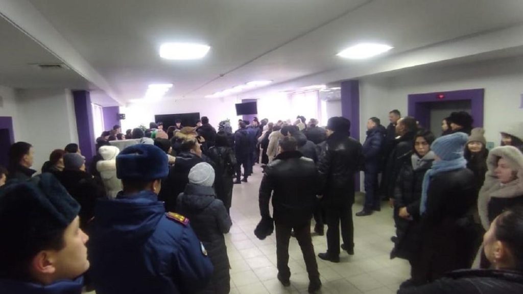 олее 400 чиновников экстренно вывели из приемной акима Павлодара