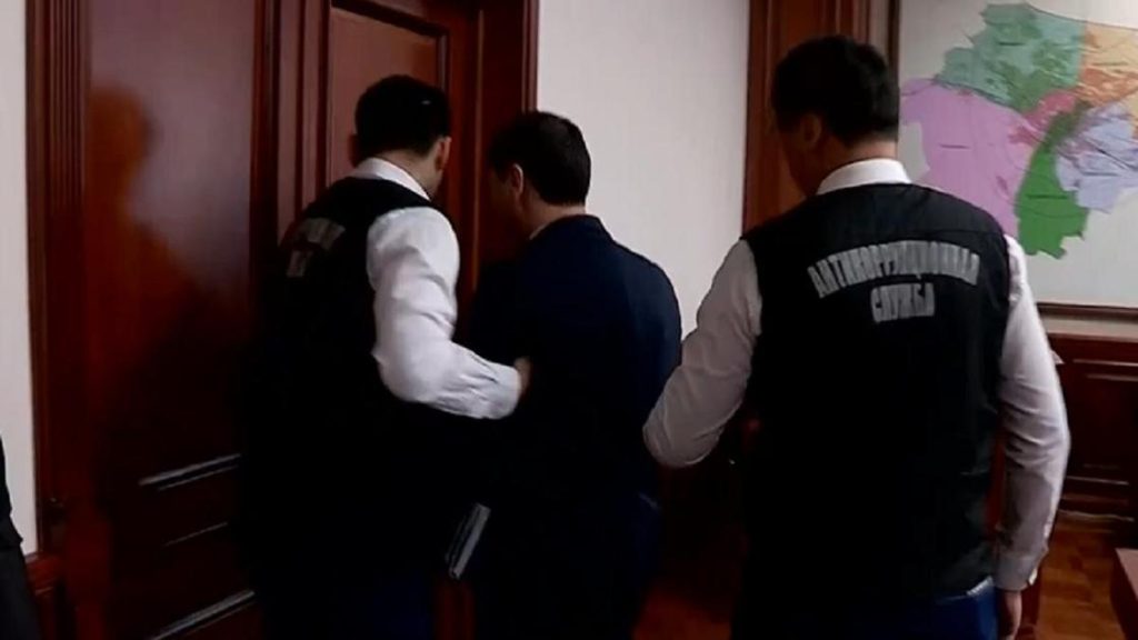 В Шымкенте задержан руководитель управления жилья на заседании акимата