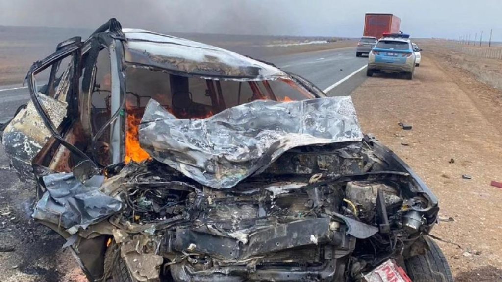 Трагедия на дороге: два человека погибли в пожаре после ДТП в Атырауской области