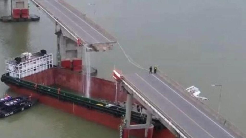 Авария на мосту в Гуанчжоу: автобус в реке после столкновения с кораблем — видео