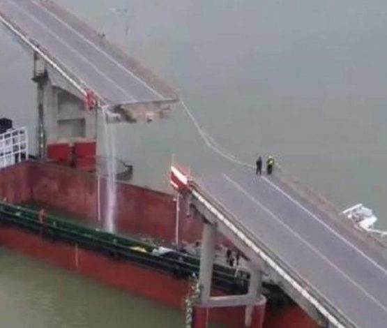 Авария на мосту в Гуанчжоу: автобус в реке после столкновения с кораблем - видео