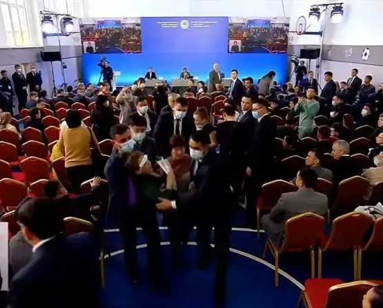 Досаевтың халықпен кездесуінде «баспанамызды рэкеттік әдіспен тартып алып жатыр» деген әйел есінен танып құлады