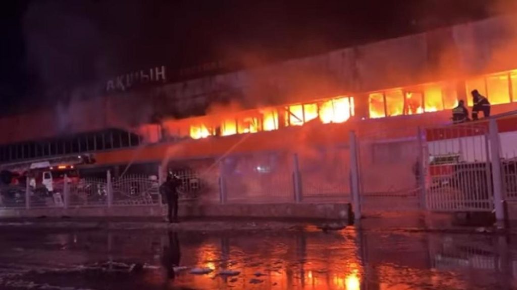 Ночной пожар на рынке в Семее: пожарные и полиция на месте происшествия