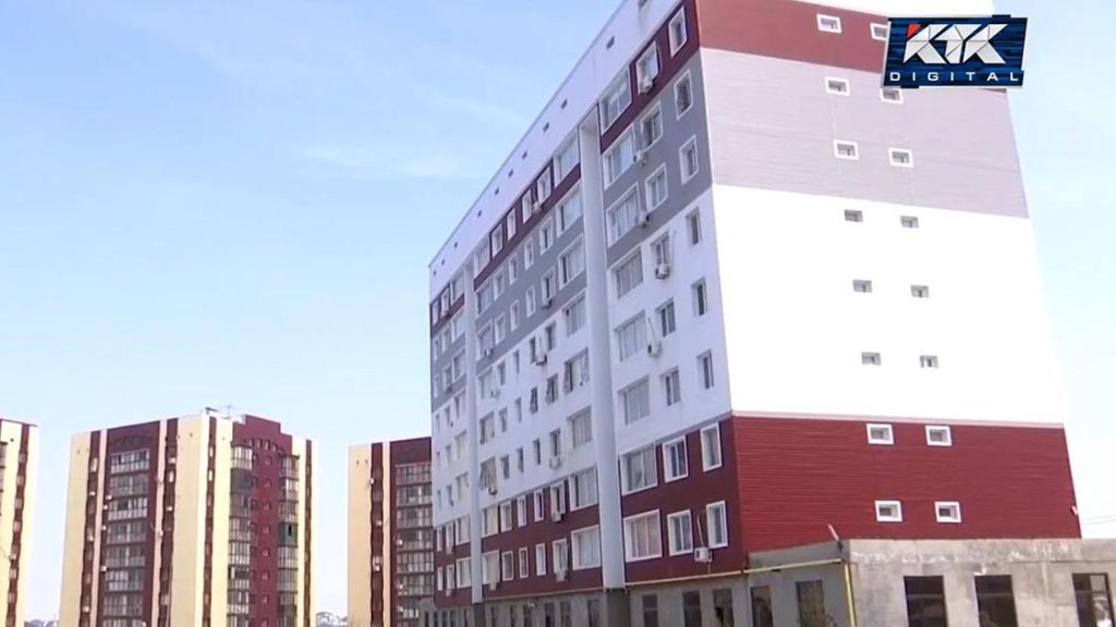 Все разваливается - жильцы многоэтажки боятся остаться под завалами в Шымкенте