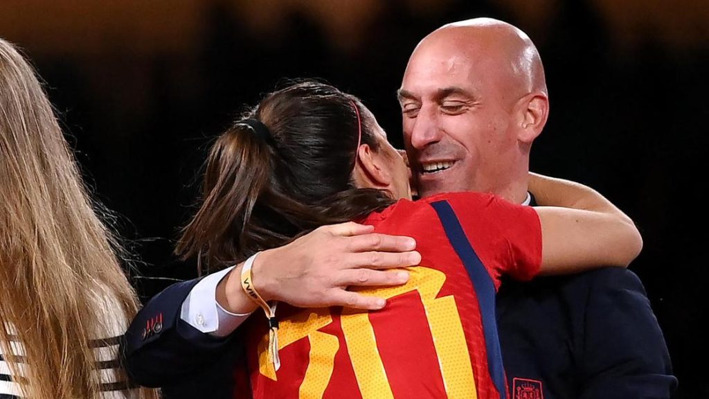 Бывшему главе испанской футбольной федерации грозит тюрьма за скандальный поцелуй