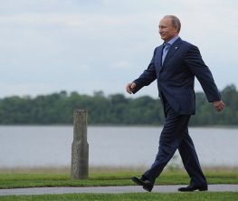 Путин өзінің қуыршақ қарсыластарынан оқ бойы озық шықты