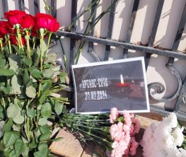 Акт скорби и солидарности у посольства России в Казахстане