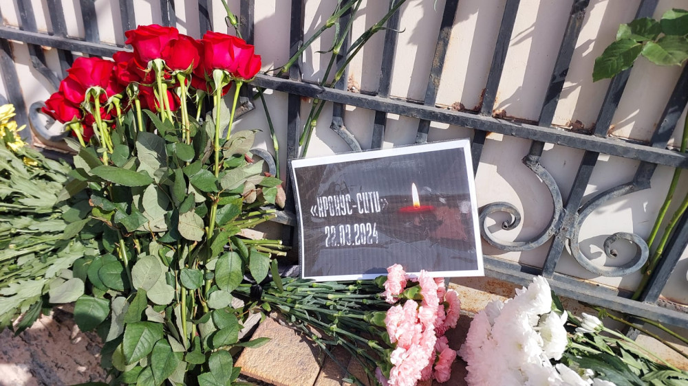 Акт скорби и солидарности у посольства России в Казахстане