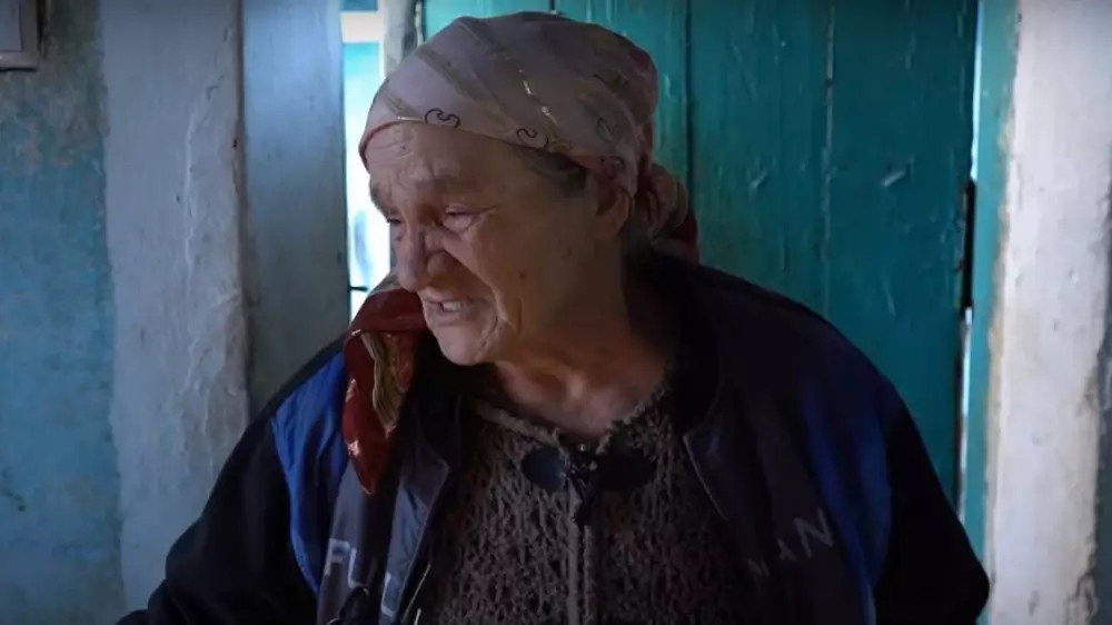Жизнь налаживается: пенсионерка из Шымкента получила ключи от нового дома