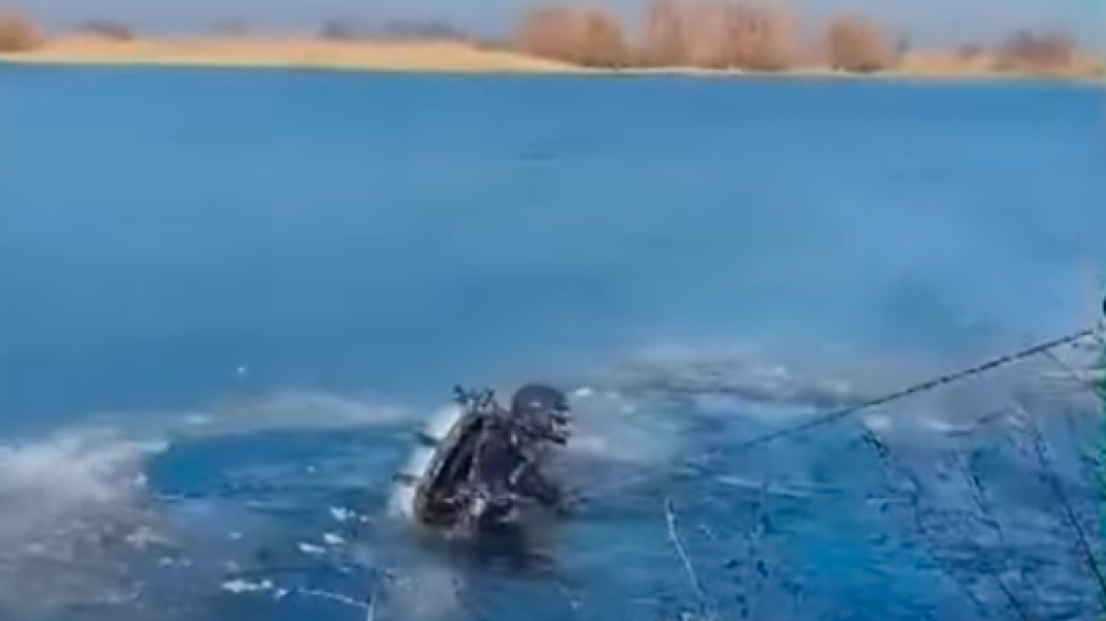 В поисках пропавшей девочки спустят воду из озера в Алматинской области