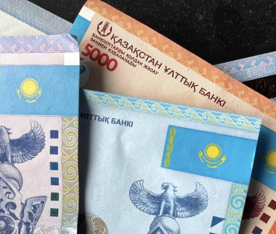 Антикор астаналық салық қызметкерінің үйінен 129 миллион теңге тапты
