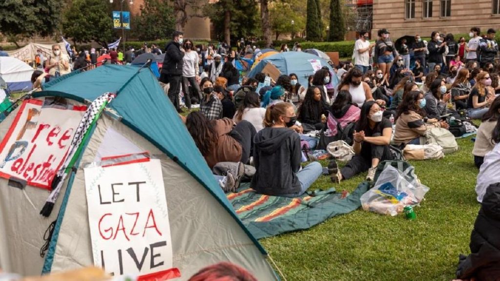 Протесты против Израиля в американских университетах привели к столкновениям и арестам.