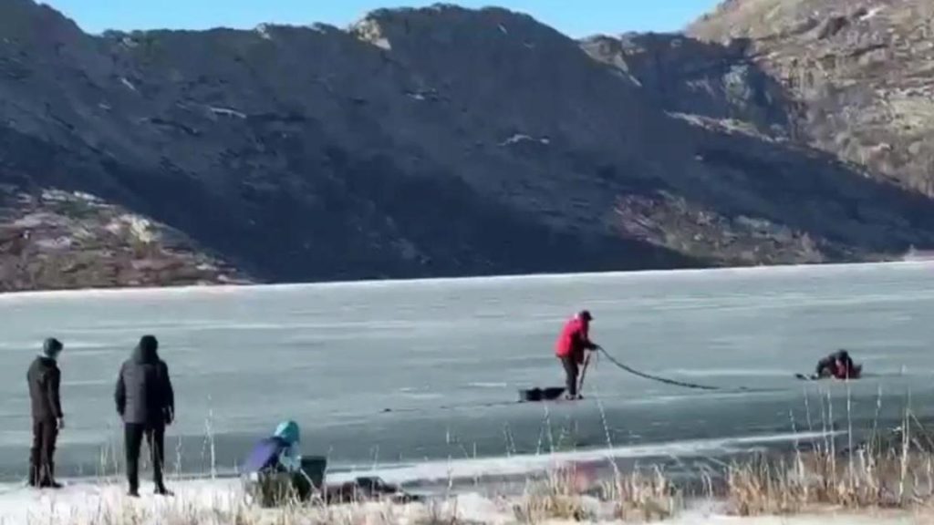 Герой дня в Усть-Каменогорске: спас двух рыбаков из ледяной воды