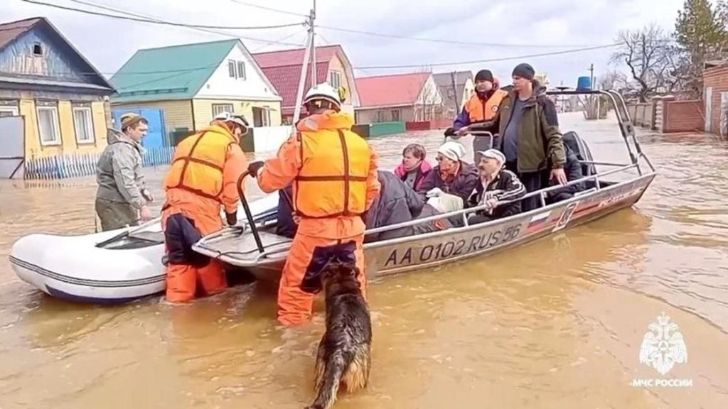 Наводнение в Орске: «критическая ситуация» и массовая эвакуация