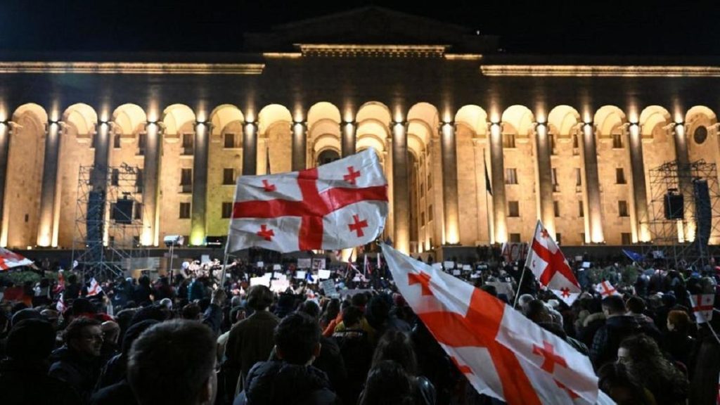 Протестующие против закона об иноагентах собрались возле парламента в Тбилиси.