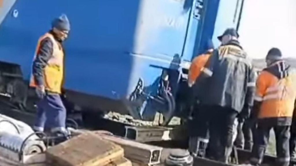Сход хвостового вагона пассажирского поезда произошел в Карагандинской области