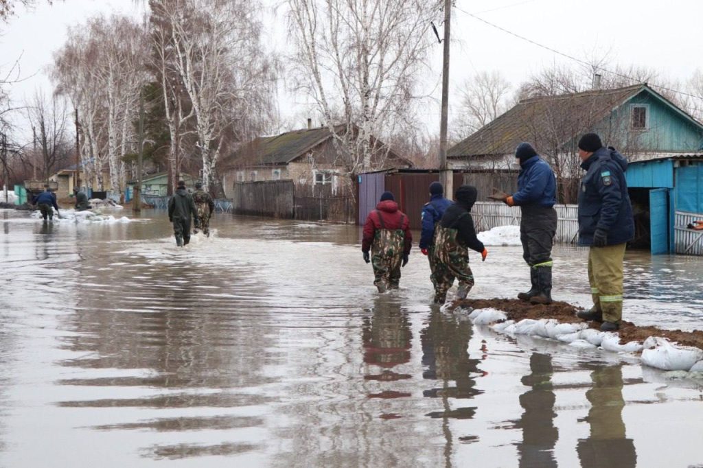 Эвакуация людей из затопленных районов в Казахстане в результате серьезных паводков.
