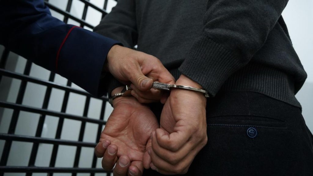 Подозреваемого в крупном мошенничестве экстрадировали из России в Казахстан.