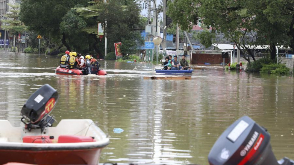 Масштабное наводнение в Гуандуне, Китай, с уровнем воды, достигающим рекордных отметок.