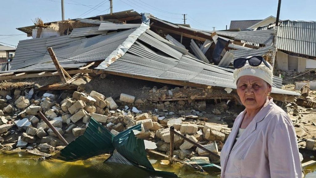 азрушенные дома в Кульсары после паводка: жители ищут помощи и оценки ущерба.