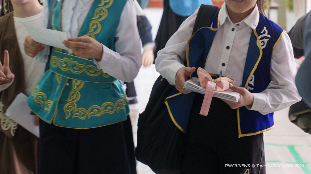 Вопрос о школьной и студенческой форме в национальном стиле в Казахстане